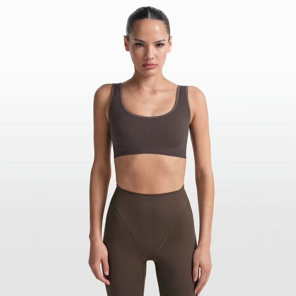 Nike Skims Ribbed Seamless Scoop Bra Phoenix Truffle
Size Medium